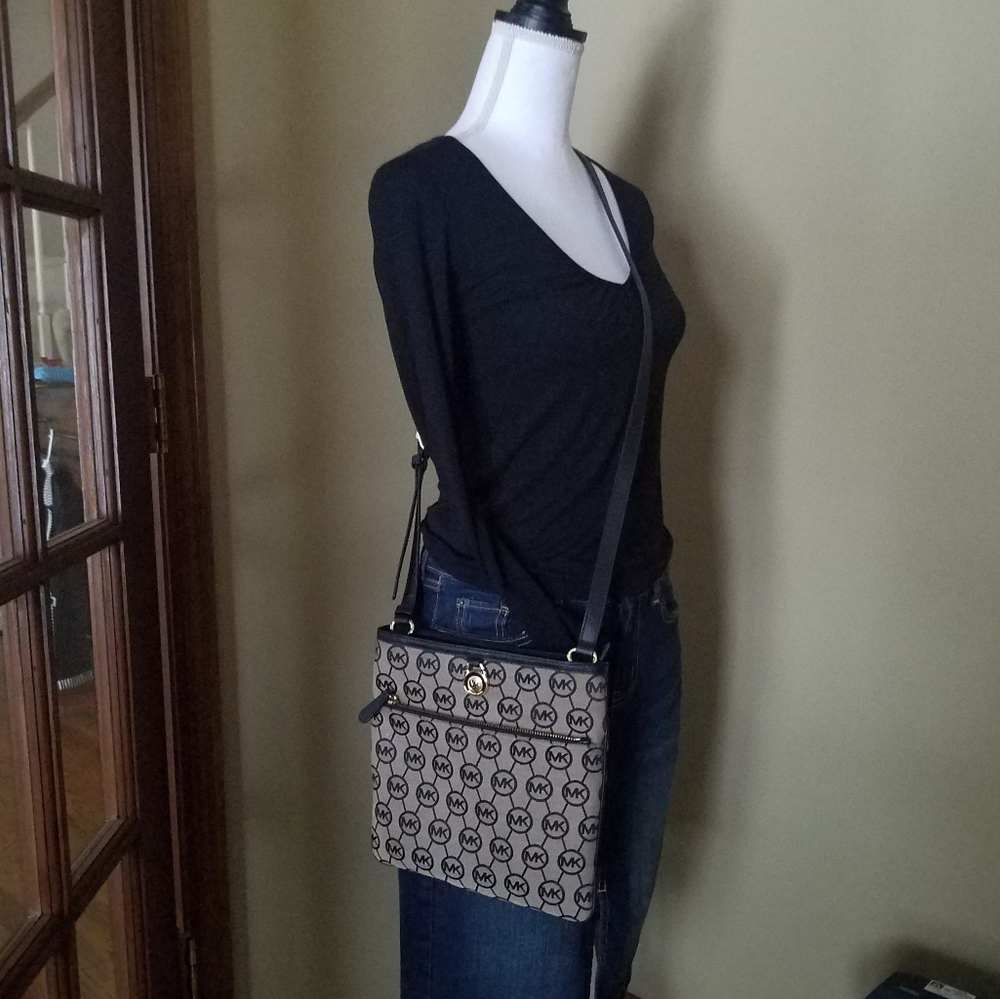 MICHAEL KORS Monogram Signature Large Pocket Crossbody Bag Black NWOT - Picture 15 of 15